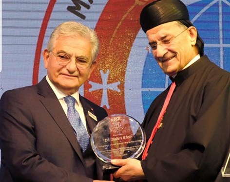 البطريرك الــراعـــي كــــــرّم د.صــــفيـــــر بــمـيــدالــيـــــة